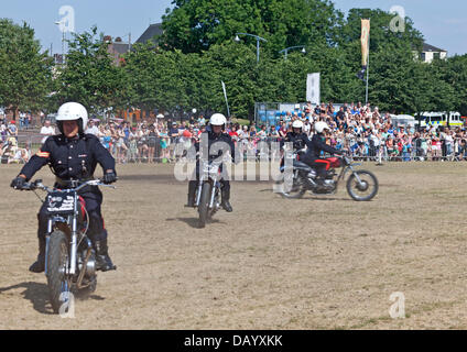 Glasgow, Schottland, 21. Juli 2013. Mitglieder der Royal Signale Motorrad Display Team, bekannt als die weiße Helme, erklingt in der Glasgow Show 2013 auf Glasgow Green. Das Team begann im Jahre 1927; Mitglieder des Teams sind alle Soldaten in der Royal Signals dienen, die in den 1970er Jahren 750cc Millennium Triumph TR7V Tiger-Motorräder in Großbritannien zwischen April und September durchführen. Stockfoto