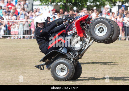 Glasgow, Schottland, 21. Juli 2013. Mitglieder der Royal Signale Motorrad Display Team, bekannt als die weiße Helme, erklingt in der Glasgow Show 2013 auf Glasgow Green. Das Team begann im Jahre 1927; Mitglieder des Teams sind alle Soldaten in der Royal Signals dienen, die in den 1970er Jahren 750cc Millennium Triumph TR7V Tiger-Motorräder in Großbritannien zwischen April und September durchführen. Stockfoto