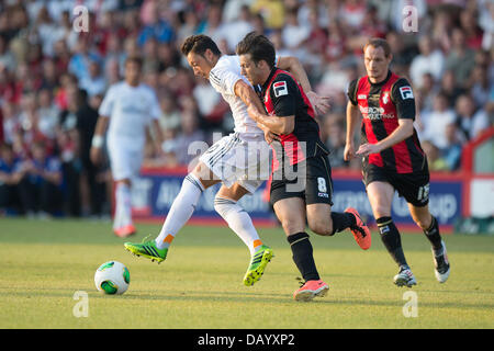 Bournemouth, UK. 21. Juli 2013. Bournemouth AFC-Real Madrid CF - Sonntag, 21. Juli 2013. Bournemouth, UK. Mesut Özil wird in der ersten Hälfte von Harry Arter gehalten. Bildnachweis: MeonStock/Alamy Live-Nachrichten Stockfoto