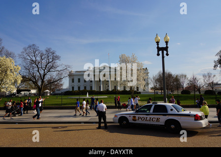 Polizeiamt steht vor dem weißen Haus, Washington DC Stockfoto