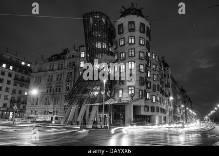 Tanzendes Haus aka Fred und Ginger Gebäude von Frank Gehry in Prag, Tschechische Republik Stockfoto