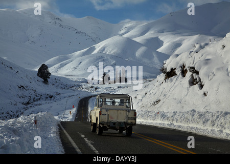 Alten Landrover auf den "Pigroot" (State Highway 85) im Winter, Otago, Südinsel, Neuseeland Stockfoto