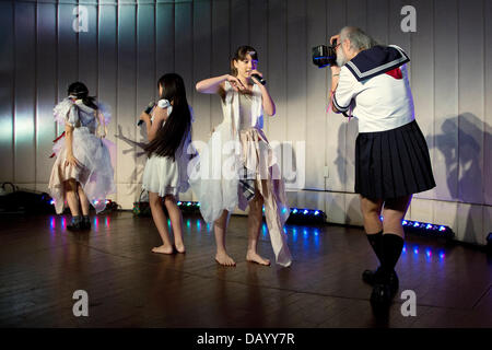 Tokio, Japan. 20. Juli 2013. Die japanische Idol-Gruppe "Chaos de Japon" Leistung bei Pasela Resorts Grande Shibuya am 20. Juli 2013. Die im mittleren Alter Mann "Grow-Hair" (Hideaki Kobayashi), der Produzent und Mitglied der Junior-High-Schulmädchen-Idol-Gruppe "Chaos de Japon", trägt eine Schulmädchenuniform (Matrosenanzug) jedes Wochenende um Tokio. Er hat einen Master in Mathematik an der Waseda-Universität und arbeitet in einer Druckerei an Wochentagen. Er begann in der Schulmädchenuniform im Juni 2011 wegen einem Ramen-Shop-Promotion für die Menschen in einen Matrosenanzug freie Nudeln bekommen könnte. Stockfoto