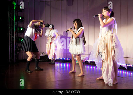 Tokio, Japan. 20. Juli 2013. Die japanische Idol-Gruppe "Chaos de Japon" Leistung bei Pasela Resorts Grande Shibuya am 20. Juli 2013. Die im mittleren Alter Mann "Grow-Hair" (Hideaki Kobayashi), der Produzent und Mitglied der Junior-High-Schulmädchen-Idol-Gruppe "Chaos de Japon", trägt eine Schulmädchenuniform (Matrosenanzug) jedes Wochenende um Tokio. Er hat einen Master in Mathematik an der Waseda-Universität und arbeitet in einer Druckerei an Wochentagen. Er begann in der Schulmädchenuniform im Juni 2011 wegen einem Ramen-Shop-Promotion für die Menschen in einen Matrosenanzug freie Nudeln bekommen könnte. Stockfoto