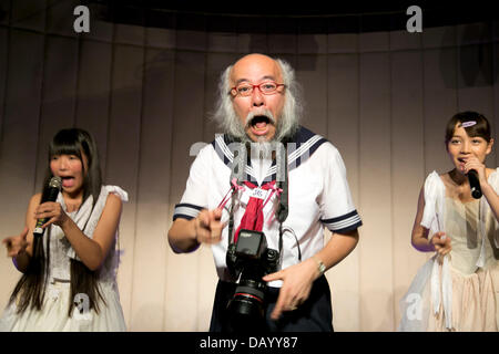 Tokio, Japan. 20. Juli 2013. Die japanische Idol-Gruppe "Chaos de Japon" Leistung bei Pasela Resorts Grande Shibuya am 20. Juli 2013. Die im mittleren Alter Mann "Grow-Hair" (Hideaki Kobayashi), der Produzent und Mitglied der Junior-High-Schulmädchen-Idol-Gruppe "Chaos de Japon", trägt eine Schulmädchenuniform (Matrosenanzug) jedes Wochenende um Tokio. Er hat einen Master in Mathematik an der Waseda-Universität und arbeitet in einer Druckerei an Wochentagen. Er begann in der Schulmädchenuniform im Juni 2011 wegen einem Ramen-Shop-Promotion für die Menschen in einen Matrosenanzug freie Nudeln bekommen könnte. Stockfoto