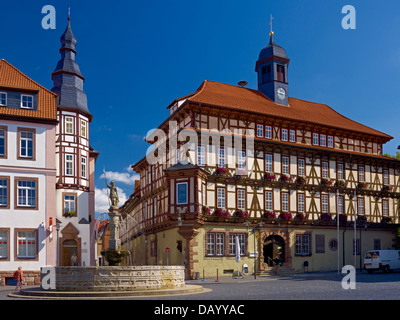 Rathaus und Brunnen auf dem Stadtplatz in Vacha, Thüringen, Deutschland Stockfoto