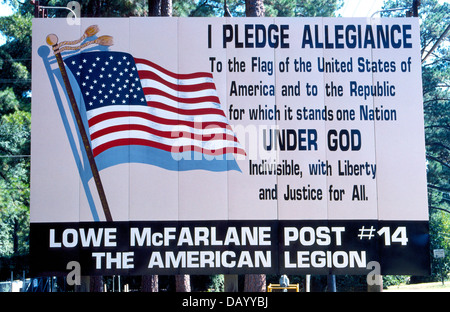 Patriotischen Zeichen mit den Worten, die Vereinigten Staaten von Amerika Pledge of Allegiance erscheinen auf einer outdoor-Plakatwand in Louisiana State, USA. Stockfoto