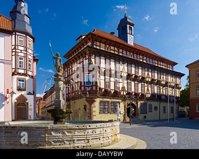 Rathaus und Brunnen auf dem Stadtplatz in Vacha, Thüringen, Deutschland Stockfoto