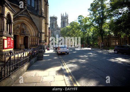 Straßenansicht in York mit dem Münster im Hintergrund Stockfoto