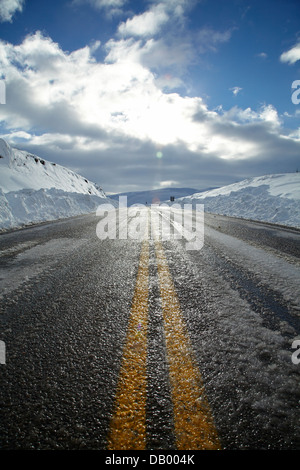 Sunstrike und vereiste Straße auf den "Pigroot" (State Highway 85) im Winter, Otago, Südinsel, Neuseeland Stockfoto