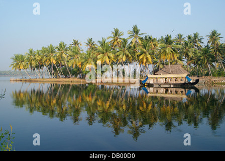 Hausboot in Kerala Backwaters Indien Bäume Wasser Reflexion Querformat Stockfoto