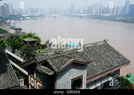 Blick vom Hongyadong Jialing Fluss in Chongqing, China Stockfoto