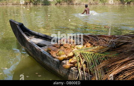 Kokosnuss Schale Transporte auf Holzboot für Kokos Produktion, Kerala Backwaters, Indien Stockfoto