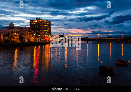 Sonnenuntergang in Phan Thiet Stadt. Stockfoto