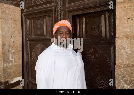 Türsteher bei Naseef Haus, alte Jeddah (Al-Balad), Saudi Arabien. Stockfoto