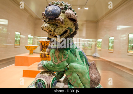 Löwe, Emaillen Famille Verte auf Biskuit-Porzellan - China, Kangxi Herrschaft, 1662 Stockfoto