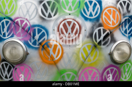 Volkswagen Camper Van/Bus Multicolor VW im Kreis gemalt auf der Vorderseite Stockfoto