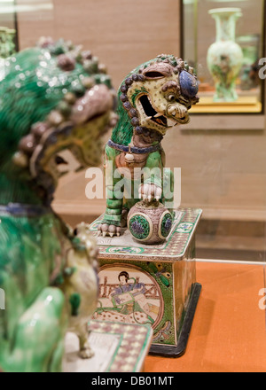 Antike chinesische Löwen Figur, Famille Verte Emails auf Biskuit-Porzellan - China, Kangxi Herrschaft, 1662 Stockfoto