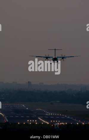 Aer Lingus ATR 72-500 landet auf dem Flughafen Birmingham, UK Stockfoto