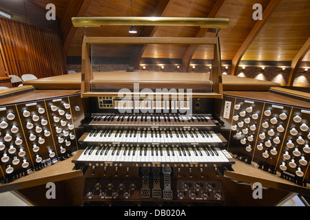 Kirche Orgel Tastaturen Pedalboard und Steuertasten Stockfoto
