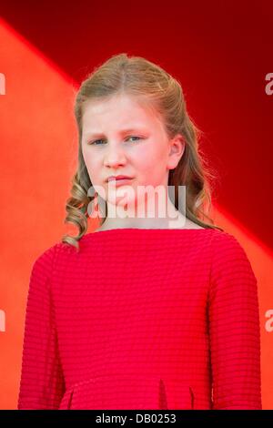 Brüssel, Belgien. 21. Juli 2013. Prinzessin Elisabeth Bewertungen der zivilen und militärischen Truppen an der Front des königlichen Palastes in Brüssel, 21. Juli 2013. Foto: Dpa/Patrick van Katwijk/Alamy Live News Stockfoto