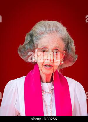 Brüssel, Belgien. 21. Juli 2013. Königin Fabiola Bewertungen der zivilen und militärischen Truppen an der Front des königlichen Palastes in Brüssel, 21. Juli 2013. Foto: Dpa/Patrick van Katwijk/Alamy Live News Stockfoto