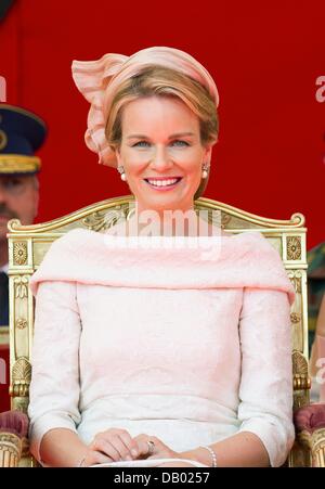 Brüssel, Belgien. 21. Juli 2013. Königin Mathilde Bewertungen der zivilen und militärischen Truppen an der Front des königlichen Palastes in Brüssel, 21. Juli 2013. Foto: Dpa/Patrick van Katwijk/Alamy Live News Stockfoto