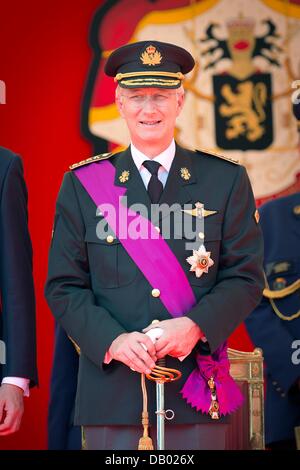 Brüssel, Belgien. 21. Juli 2013. Neuer König Philippe Bewertungen der zivilen und militärischen Truppen an der Front des königlichen Palastes in Brüssel, 21. Juli 2013. Foto: Dpa/Patrick van Katwijk/Alamy Live News Stockfoto