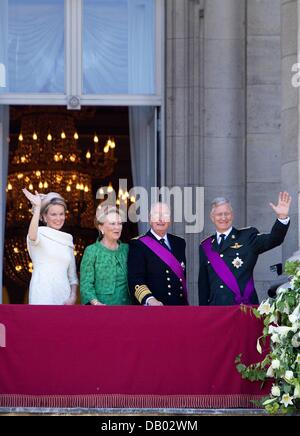 Brüssel, Belgien. 21. Juli 2013. Neuer König Philippe, Königin Mathilde, König Albert und Königin Paola und Königin Fabiola grüßen vom Balkon des königlichen Palastes in Brüssel, 21. Juli 2013, dem Nationalfeiertag. Foto: Dpa/Patrick van Katwijk/Alamy Live News Stockfoto