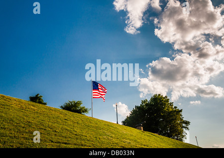 Wolken über eine amerikanische Flagge auf Federal Hill, Baltimore, Maryland. Stockfoto