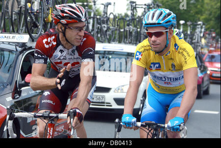 Deutsche Radsport pro Stefan Schumacher (R, Team Gerolsteiner, C) spricht trug das gelbe Trikot des Gesamtführenden des Rennens mit Konkurrent Jens Voigt (Team CSC) während die fünfte und letzte Etappe des internationalen Tour Bayern mehr als 160, 7km zwischen Rothenburg Ob der Tauber und Fürth, Deutschland, 3. Juni 2007. Foto: Gero Breloer Stockfoto