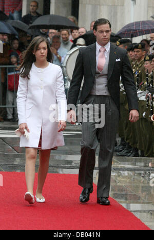 Prinzessin Alexandra von Luxemburg (L) und Prinz Felix von Luxemburg (R) kommen, um die Wachen von Ehre und einen Gottesdienst zu den Feierlichkeiten zum Nationalfeiertag in Luxemburg, Luxemburg, 23. Juni 2007 einzusehen. Danach fand eine Prozession im Beisein der Grand Ducal Familie statt. Foto: Albert Nieboer (Niederlande) Stockfoto