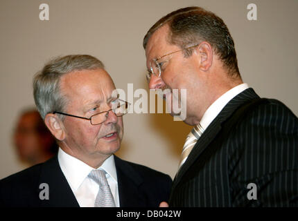 CEO of Porsche Wendelin Wiedeking (R) plaudert mit der Aufsichtsratsvorsitzende Wolfgang Porsche (L) auf das Unternehmen außerordentlichen Hauptversammlung in Stuttgart, Deutschland, 26. Juni 2007. Aktionäre sind bei der Restrukturierung des Sportwagenherstellers Porsche in eine Holding-Gesellschaft zustimmen. Die neue Europäische Gesellschaft wird unter dem Namen "Porsche Automobil Holding SE" und Bund bilden. Stockfoto