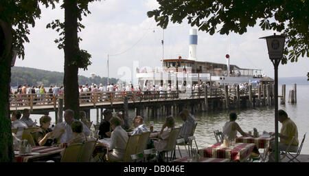 Ausflügler an Bord des Dampfers für einen Ausflug auf die Ammer See in Diessen, Deutschland, 8. Juni 2007. Foto: Matthias Schrader Stockfoto