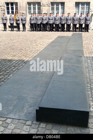 (Dpa-Datei) - hinter der symbolischen "Barriere zum Widerstand" Soldaten der deutschen Bundeswehr im Bendlerblock in Berlin, Deutschland, 20. Juli 2005 stehen. Am 20. Juli 1944 wurden vier Widerstandskämpfer erschossen, nach einem gescheiterten Attentat auf Hitler am Bendlerblock. Bekennender Scientologe Tom Cruise Widerstandskämpfer Claus Schenk Graf von Stauffenberg in der Fil spielen will Stockfoto