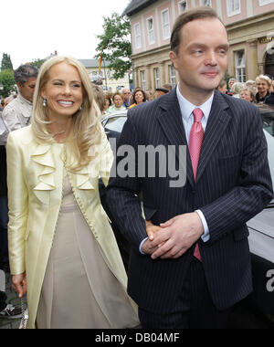 Alexander Prince Zu Schaumburg-Lippe und seine Frau Nadja Anna Princess Zu Schaumburg-Lippe Spaziergang durch die Straßen in Richtung Schloss Bueckeburg umgeben von Zuschauern nach ihre standesamtliche Trauung auf dem Standesamt in Bueckeburg, Deutschland, 28. Juni 2007. Alexander Prince Zu Schaumburg-Lippe hat Rechtsanwalt Nadja Anna Zsoeks verheiratet. Es ist seine zweite Ehe. Foto: Peter Steffen Stockfoto