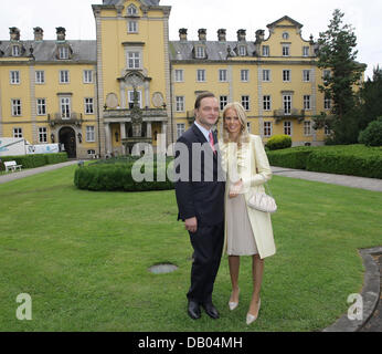 Alexander Prince Zu Schaumburg-Lippe und seine Frau Nadja Anna Princess Zu Schaumburg-Lippe posieren vor Schloss Bueckeburg Bueckeburg, Deutschland, 28. Juni 2007. Alexander Prince Zu Schaumburg-Lippe hat Rechtsanwalt Nadja Anna Zsoeks verheiratet. Es ist seine zweite Ehe. Foto: Peter Steffen Stockfoto