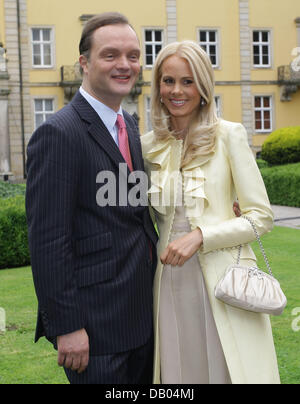 Alexander Prince Zu Schaumburg-Lippe und seine Frau Nadja Anna Princess Zu Schaumburg-Lippe posieren vor Schloss Bueckeburg Bueckeburg, Deutschland, 28. Juni 2007. Alexander Prince Zu Schaumburg-Lippe hat Rechtsanwalt Nadja Anna Zsoeks verheiratet. Es ist seine zweite Ehe. Foto: Peter Steffen Stockfoto