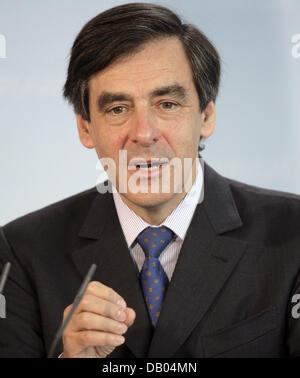 Der neue französische Ministerpräsident Francois Fillon gezeigt auf einer Pressekonferenz in Berlin, Deutschland, 28. Juni 2007. Themen von seinem Treffen mit Bundeskanzlerin Merkel waren die bilateralen Beziehungen zwischen Deutschland und Frankreich sowie europäische und internationale Fragen. Foto: Peer Grimm Stockfoto