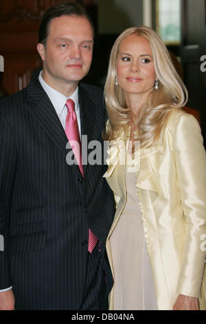 Alexander Prince Zu Schaumburg-Lippe und seine Frau Nadja Anna Princess Zu Schaumburg-Lippe Lächeln im Rathaus in Bueckeburg, Deutschland, 28. Juni 2007. Alexander Prince Zu Schaumburg-Lippe hat Rechtsanwalt Nadja Anna Zsoeks verheiratet. Es ist seine zweite Ehe. Foto: Peter Steffen Stockfoto