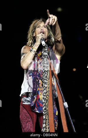 Steven Tyler von Aerosmith führt während der Band-Show in Köln, Deutschland, 28. Juni 2007. Es war das letzte der vier Shows in Deutschland, die nicht von den US-Hard-Rock-Veteranen in acht Jahren tourt. Foto: Jörg Carstensen Stockfoto