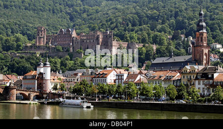 (Dpa-Datei) Blick auf die alte Stadt von Heidelberg, Deutschland, 14. Juli 2005. Heidelbergs bewerben hinzugefügt werden die UNESCO-Welterbeliste Site lehnte auch im zweiten Lauf der Dachverband auf der Convention in Christchurch, New Zealand, 29. Juni 2007. Der Ausschuss verlangt eine überarbeitete Dossier zu den "außergewöhnlichen universellen Wert" des Ensembles Landschaft hinweisen. Aber es ich Stockfoto