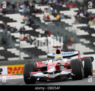 Deutsche Formel-1 pilot Ralf Schumacher von Toyota durchschreitet die Strecke während des Practuice 1 auf der Rennstrecke von Nevers Magny-Cours in der Nähe von Nevers, Frankreich, 29. Juni 2007. Die Formel 1 Grand Prix von Frankreich wird am 01 Juli stattfinden. Foto: Carmen Jaspersen Stockfoto