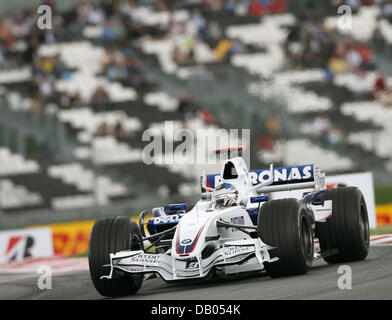 Deutsche Formel1 pilot Nick Heidfeld von BMW Sauber durchschreitet die Strecke während der Praxis 1 auf der Rennstrecke von Nevers Magny-Cours in der Nähe von Nevers, Frankreich, 29. Juni 2007. Die Formel 1 Grand Prix von Frankreich 2007 wird am 01 Juli stattfinden. Foto: Carmen Jaspersen Stockfoto