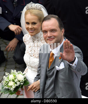 Das Ehepaar Alexander, Prinz von Schaumburg-Lippe und Nadja Anna, Prinzessin von Schaumburg-Lippe, winken Zuschauern nach ihrer kirchlichen Trauung in Bueckeburg, Deutschland, 30. Juni 2007. Politiker, Könige und prominente wurden unter den 750 geladenen Gästen. Foto: Jochen Luebke Stockfoto