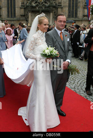 Das Ehepaar Alexander, Prinz von Schaumburg-Lippe und Nadja Anna, Prinzessin von Schaumburg-Lippe, sind auf dem roten Teppich nach ihrer kirchlichen Trauung in Bueckeburg, Deutschland, 30. Juni 2007 abgebildet. Politiker, Könige und prominente wurden unter den 750 geladenen Gästen. Foto: Albert Nieboer (Niederlande) Stockfoto