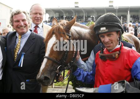 Georg Baron von Ullmann (L) und Jockey Frederick Johansson (R) sind mit Adlerflug nach seinem ersten Platz beim 138. Deutsche Derby, Hamburg, Germany, 1. Juli 2007 abgebildet. Die drei Jahre alte Hengst gewann das Derby mit einem Preisgeld von 1.052.400 ¿. Foto: Sebastian Widmann Stockfoto