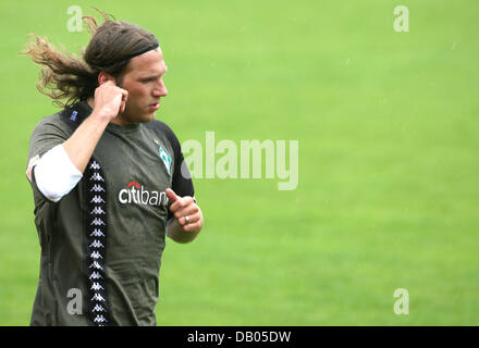 Werder Bremen Spieler Torsten Frings Kratzer seiner rechten während der ersten Trainingseinheit des Vereins der Bundesliga-Saison 2007/2008 in Bremen, Deutschland, 2. Juli 2007 Ohr. Das Team ging nach seiner Trainingslager auf Norderney Insel nach der Sitzung, die ein Laktattest vorgestellt. Foto: Carmen Jaspersen Stockfoto