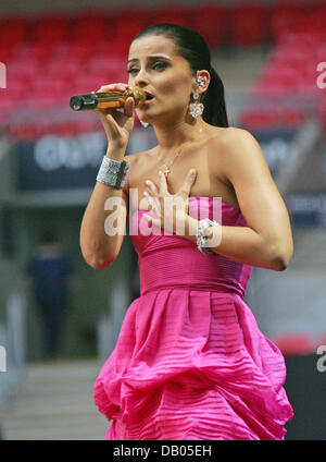 Sängerin Nelly Furtado führt beim Benefizkonzert im Gedenken an Diana, Princess of Wales auf ihren 46. Geburtstag im Wembley Stadium, London, 1. Juli 2007. Foto: Hubert Boesl Stockfoto