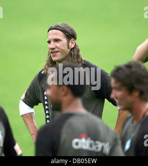 Werder Bremen Spieler Torsten Frings Lächeln während des Vereins erster Trainingstag Tagung der Bundesliga-Saison 2007/2008 in Bremen, Deutschland, 2. Juli 2007. Das Team ging nach seiner Trainingslager auf Norderney Insel nach der Sitzung, die ein Laktattest vorgestellt. Foto: Carmen Jaspersen Stockfoto